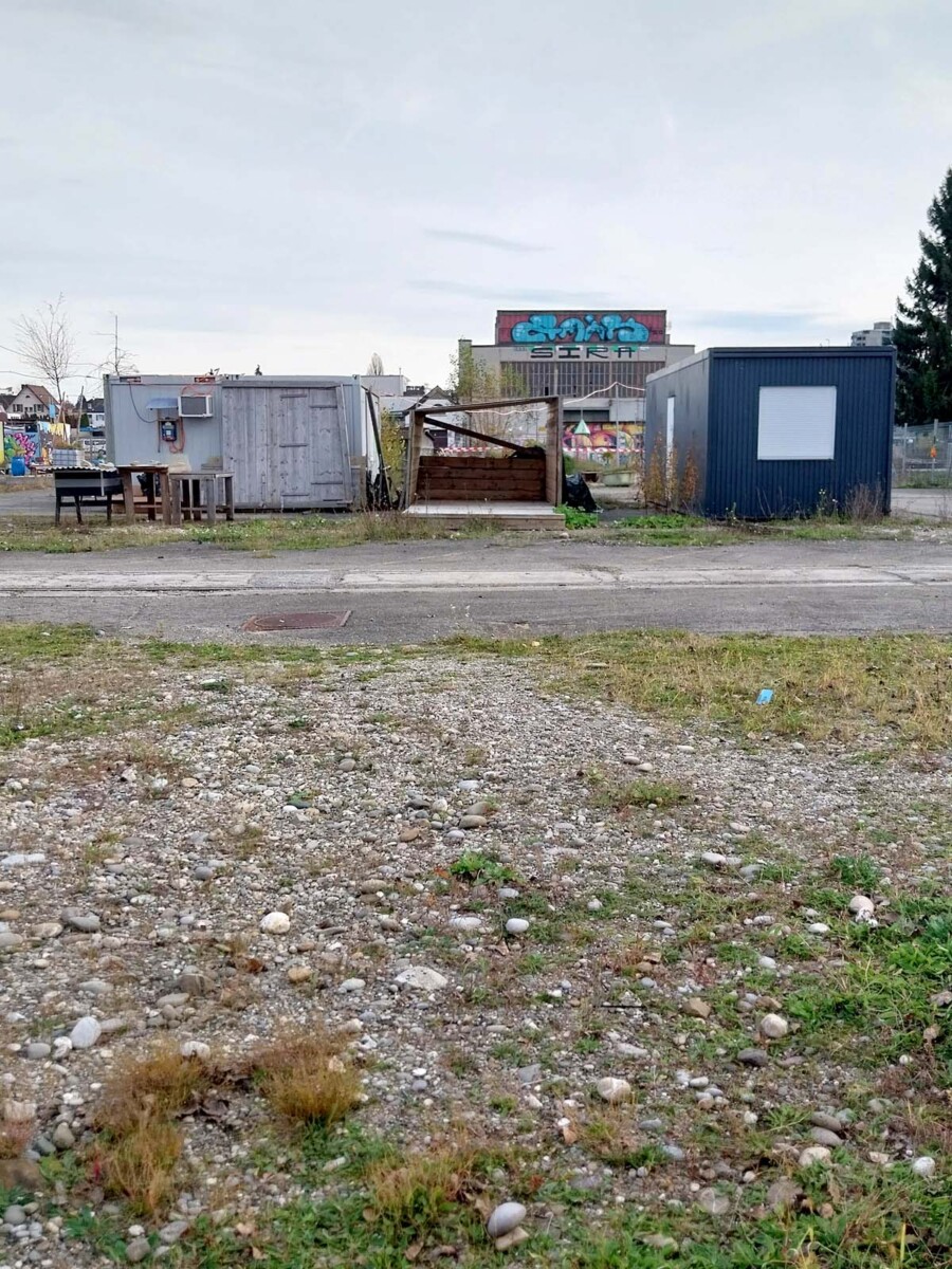 Die Container von Netzwerk Asyl auf dem Terrain Sud.