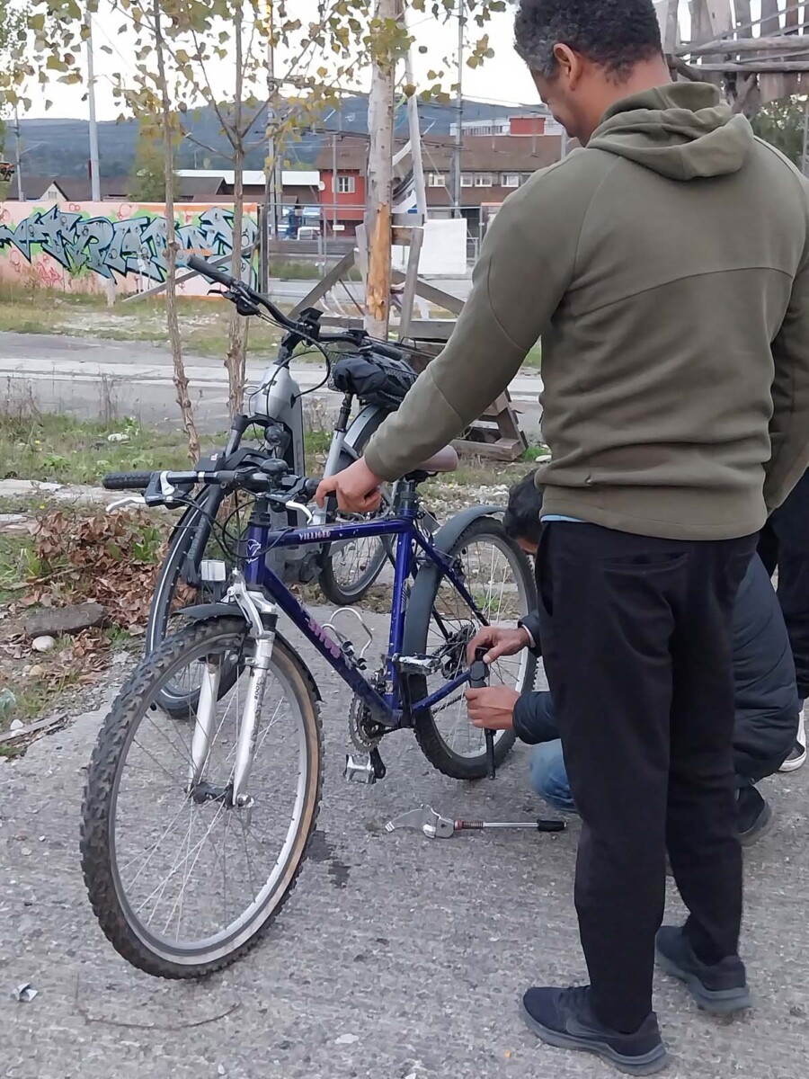 Gemeinsam Velos reparieren auf dem Terrain Sud.