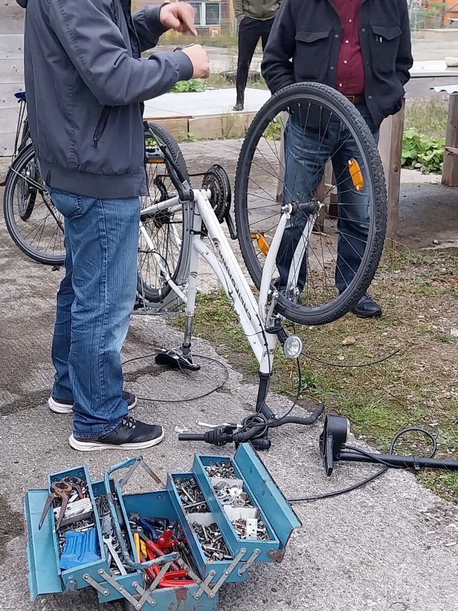 Reparatur von Velos auf dem Terrain Sud: Gemeinsam lernen und Wissen weitergeben.