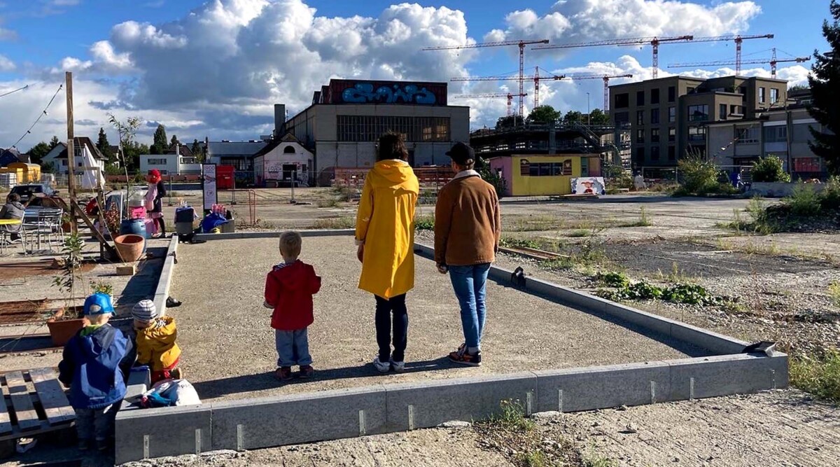 Familie steht an dem einen Ende des Boulodromes auf dem Terrain Sud in Aarau.