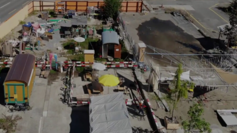 Videocover für Drohnenflug über Kinderbaustelle auf dem Terrain Sud