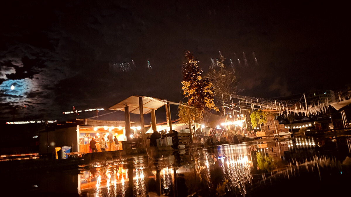 Stimmungsbild bei Nacht: Die Hochstammbäume lockern den industriellen Charme des Event-Bereichs auf.