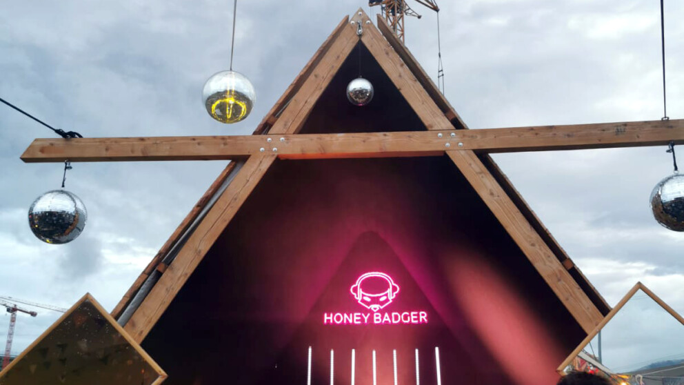 Honeybadger: Bühne und Kran mit Diskokugel während dem Backyard Daydance im 2023.