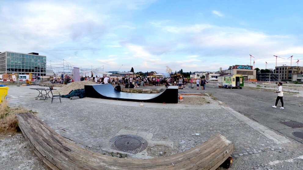 Schwarz bemalte Mini-Ramp aus Holz