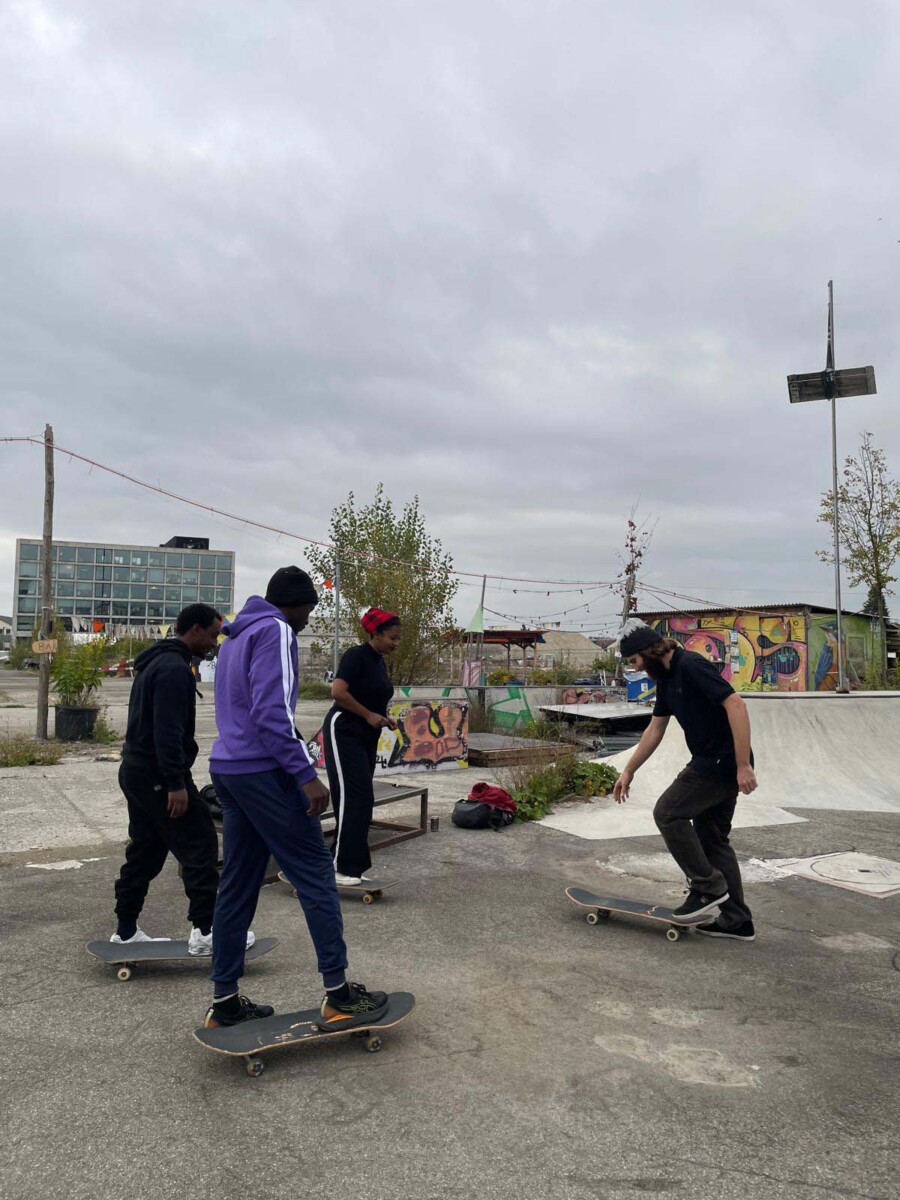 Skateboardkurs während dem Montagstreff von Netzwerk Asyl auf dem Terrain Sud.