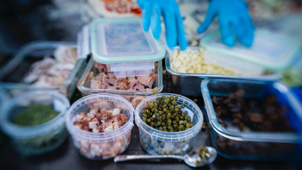 Zutaten schön angeordnet auf der Pizzatheke.