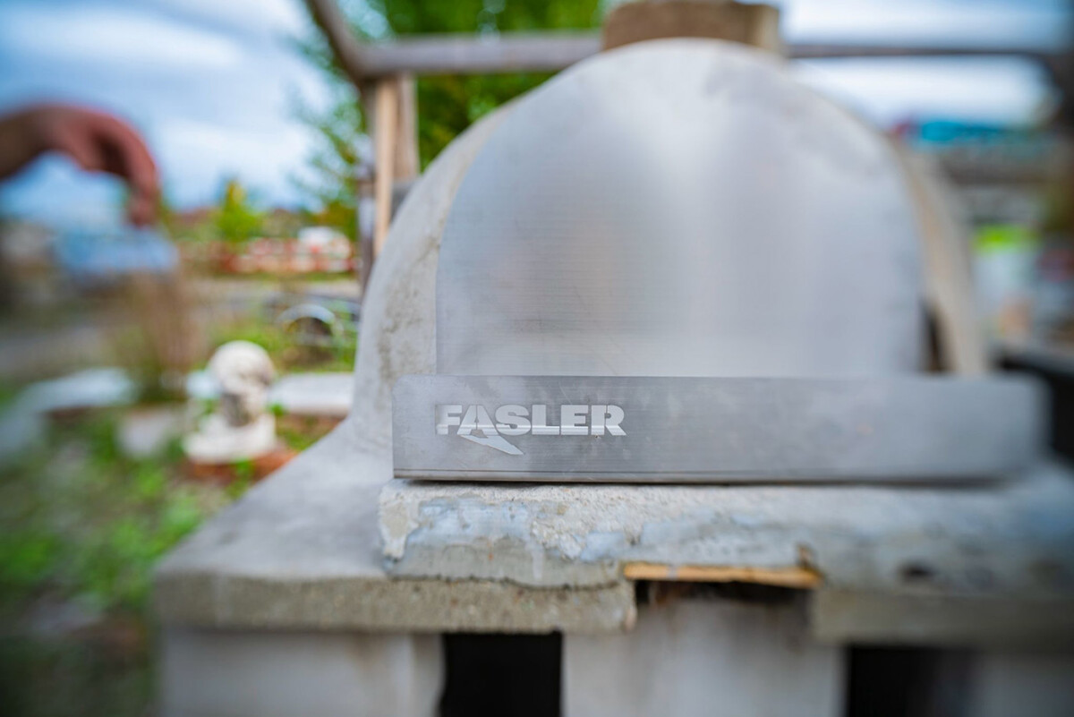 Das Tor aus Stahlblech für den Pizzaofen, gefertigt von der Fasler AG in Suhr.