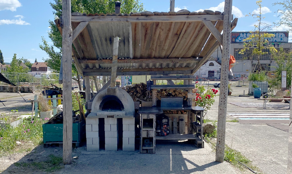 Pizzaofen mit Unterstand, Theke und Holzlager im Juli 2026 auf dem Terrain Sud in Aarau