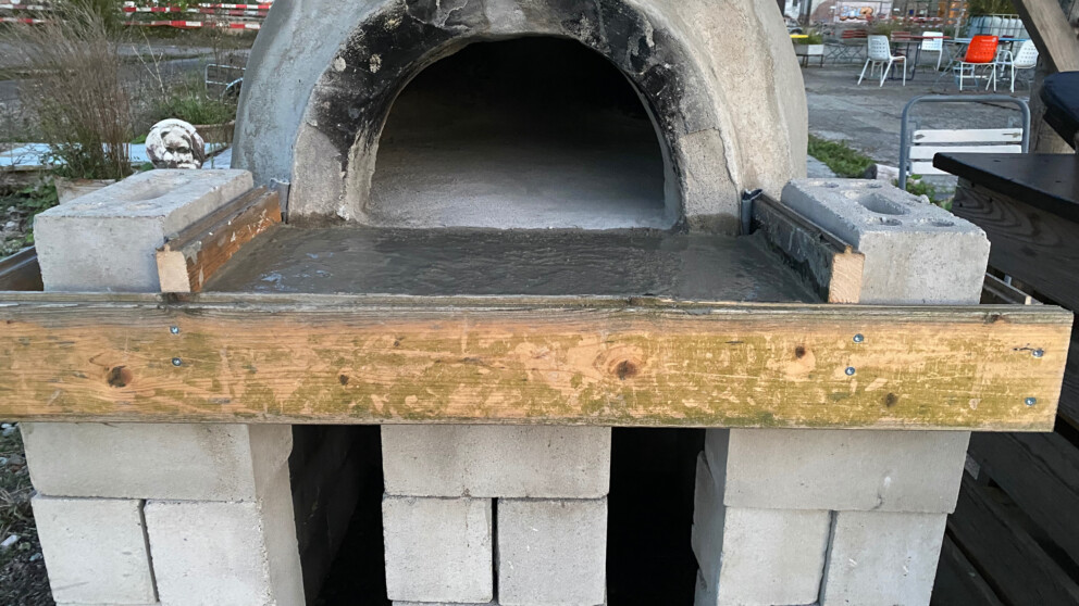 Impression zur Renovation des Pizzaofens auf dem Terrain Sud.