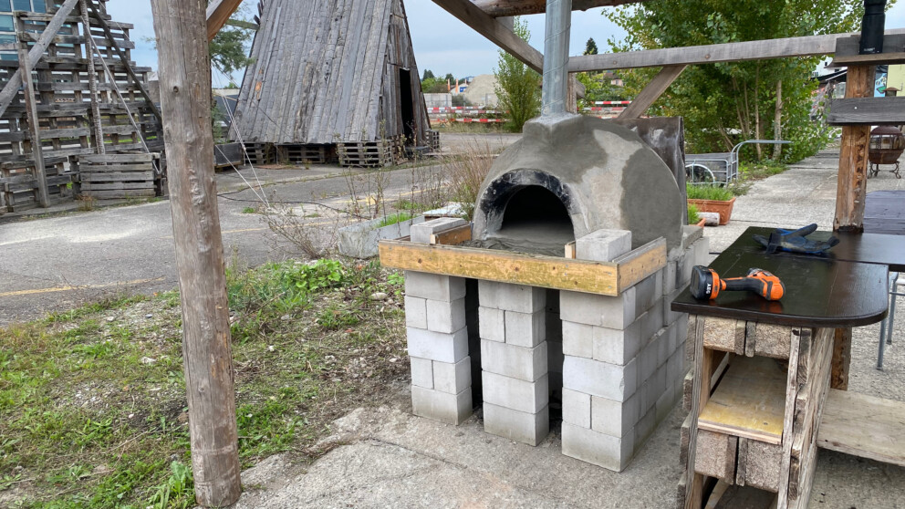 Impression zur Renovation des Pizzaofens auf dem Terrain Sud.
