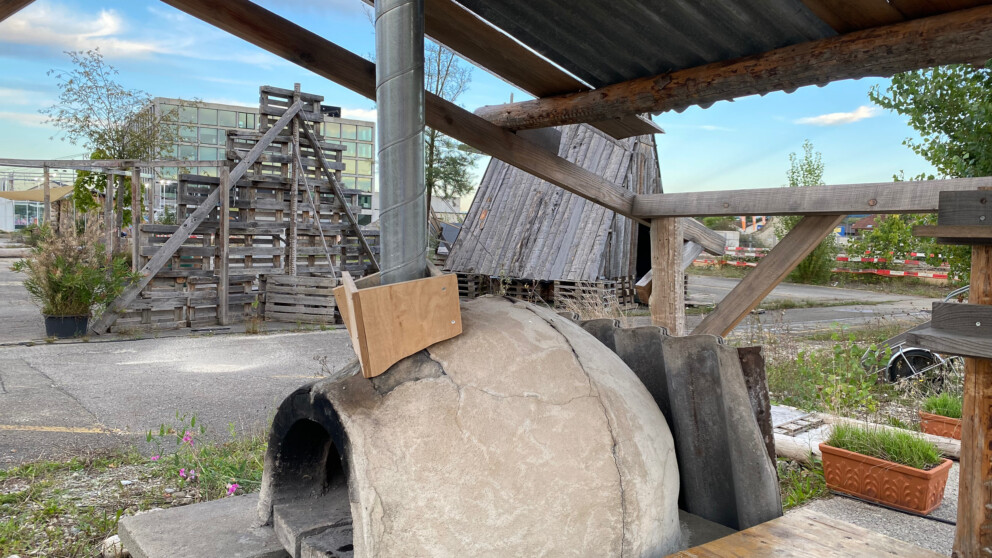 Impression zur Renovation des Pizzaofens auf dem Terrain Sud.