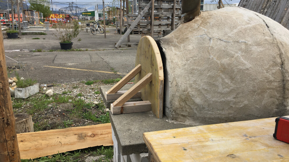 Impression zur Renovation des Pizzaofens auf dem Terrain Sud.
